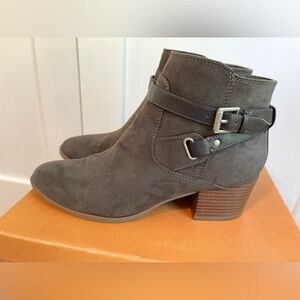 Unisa Laylay 2" healed ankle boot gray/taupe size 7